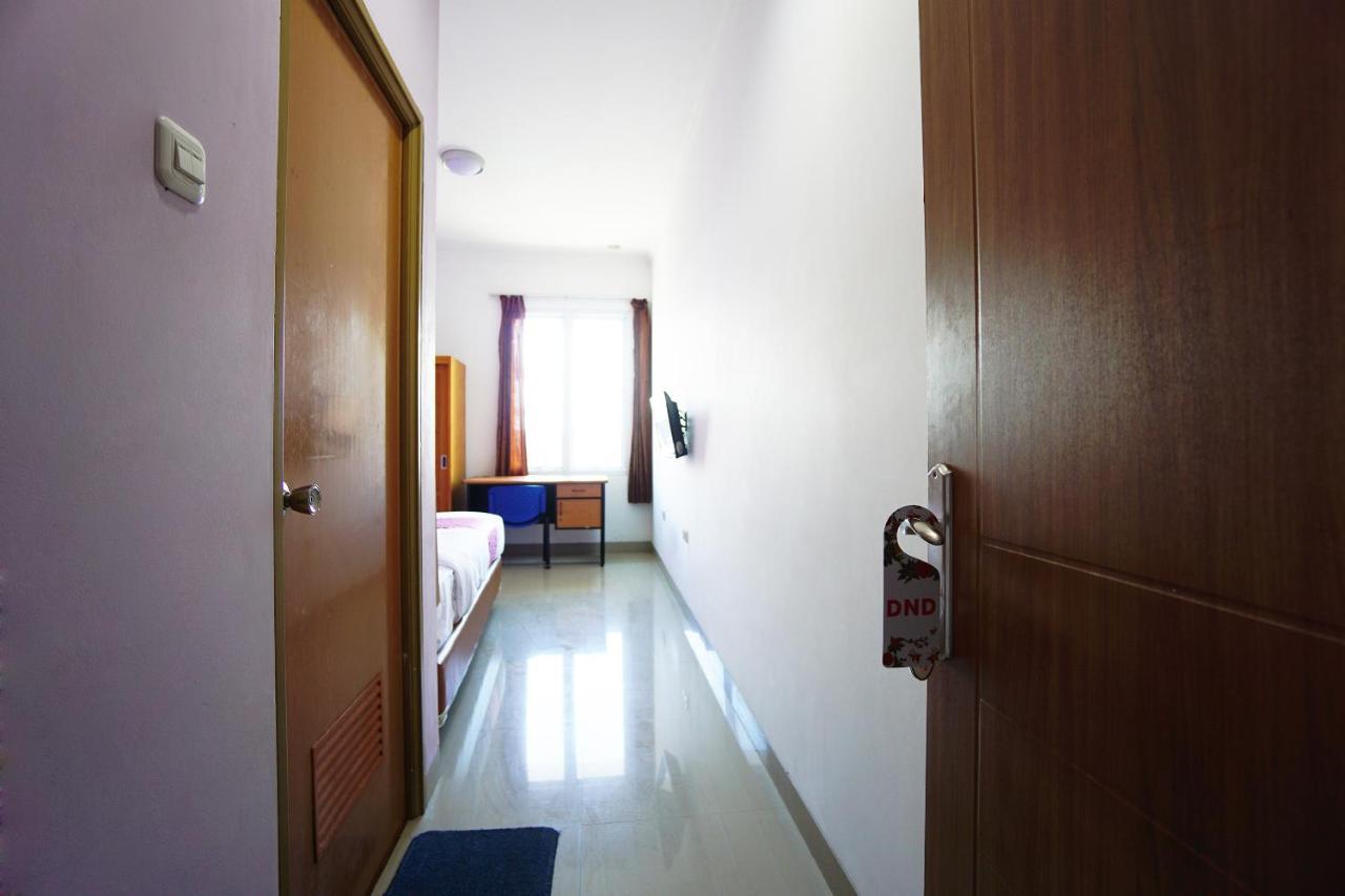 Hotel Vaccinated Staff - Oyo 1573 Mahera Manado